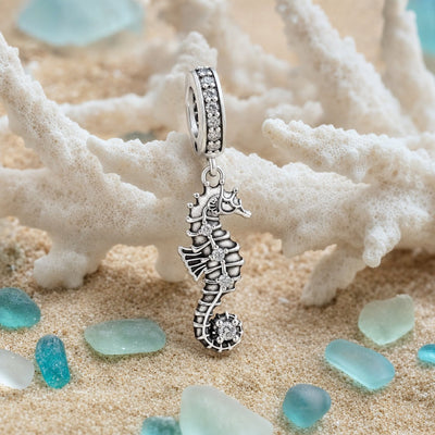 Charm pendant hippocampe, gravures ecailles et zircons, pour femme, modele Hippocampa