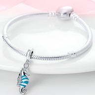 Bracelet argent avec pendentif hippocampe bleu et blanc rayé en émail.