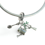 Charm pendentif argent avec pelle, arrosoir et branchette verte, style jardinage.