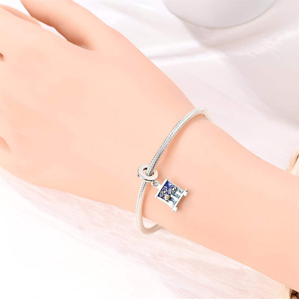 Bracelet argenté avec pendentif carré imprimé La Nuit Étoilée de Van Gogh, style élégant féminin.