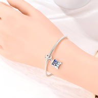 Bracelet argenté avec pendentif carré imprimé La Nuit Étoilée de Van Gogh, style élégant féminin.