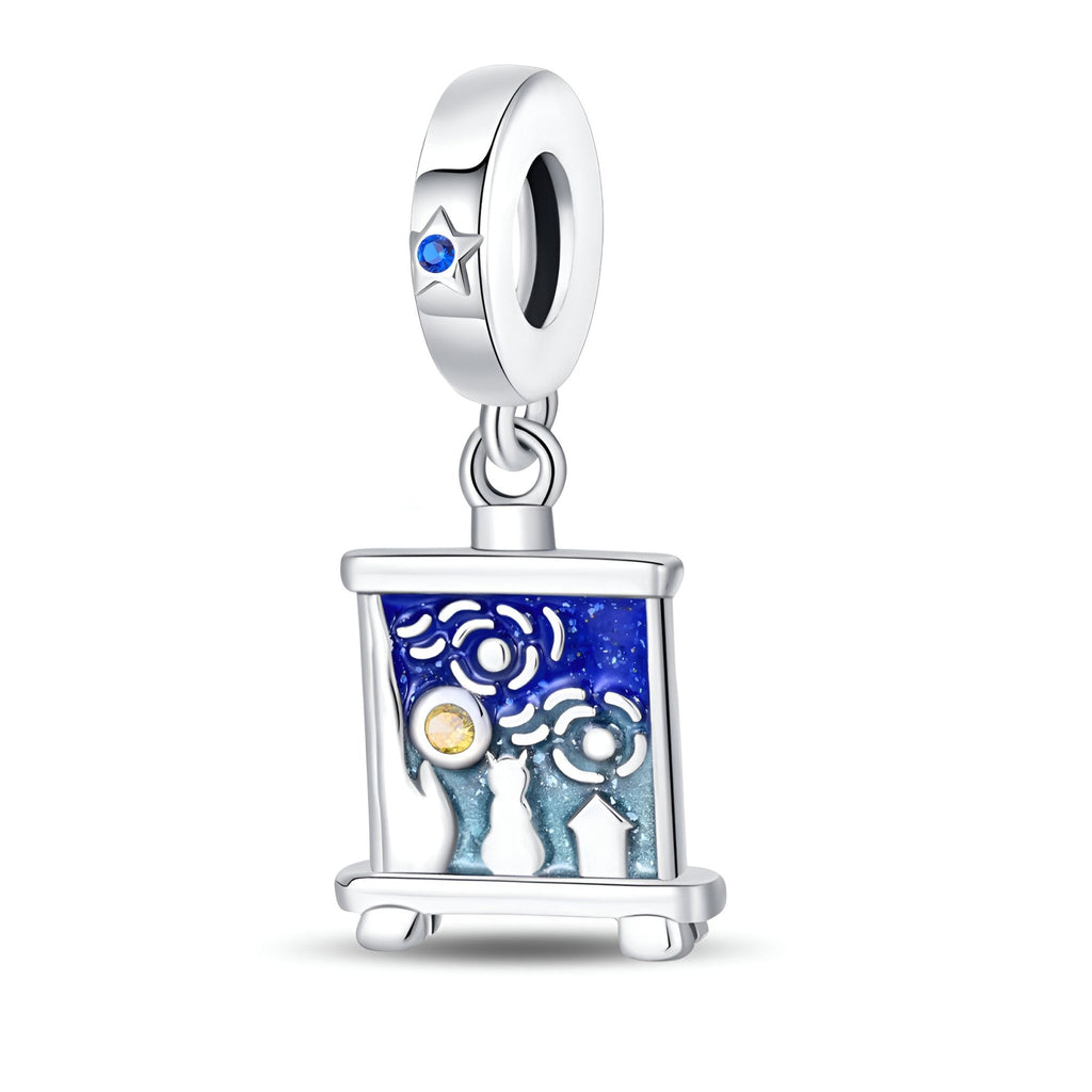 Pendentif charm argenté représentant le tableau La Nuit Étoilée de Van Gogh avec détails bleus et accents dorés.
