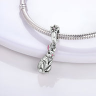 Charm pendentif lapin assis en argent avec détail perle rose, style élégant et fin.