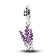 Charm pendentif en argent en forme de bouquet de lavande avec petits fleurs violettes et noeud délicat.