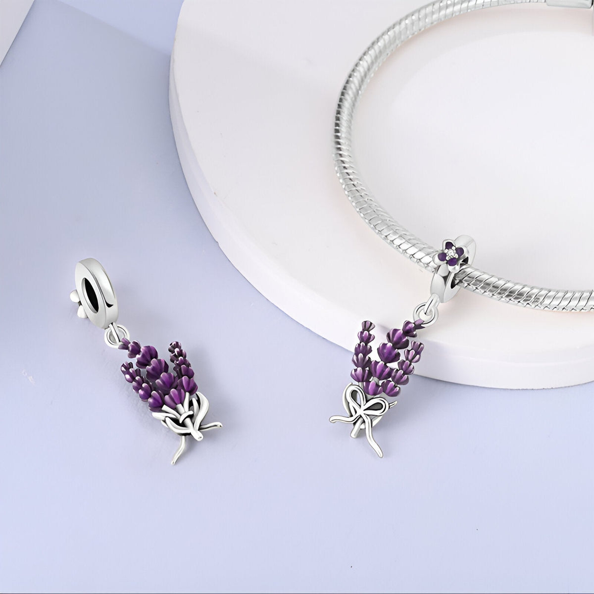 Pendentif charm lavande violet en argent, détail réaliste, monté sur bracelet serpent argenté.
