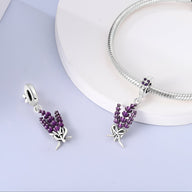 Pendentif charm lavande violet en argent, détail réaliste, monté sur bracelet serpent argenté.