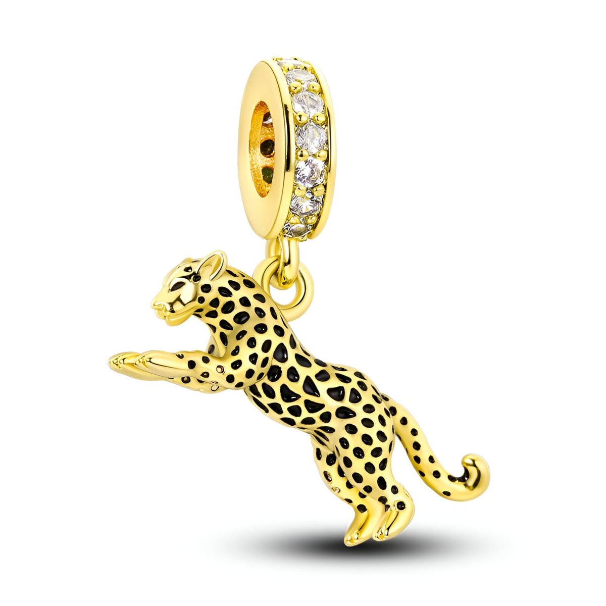 Charm pendentif léopard sprintant en or jaune avec taches noires et anneau serti de pierres blanches.