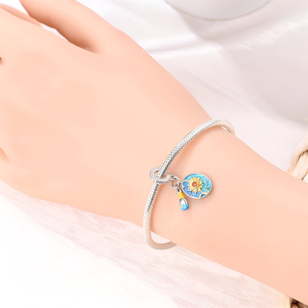 Bracelet argenté rigide avec pendentif rond motifs Tournesols de Van Gogh, éclat bleu pâle.