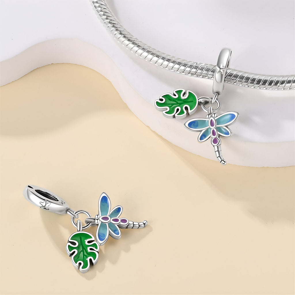 Charm pendentif libellule bleue et feuille verte émaillée argentée pour bracelet.