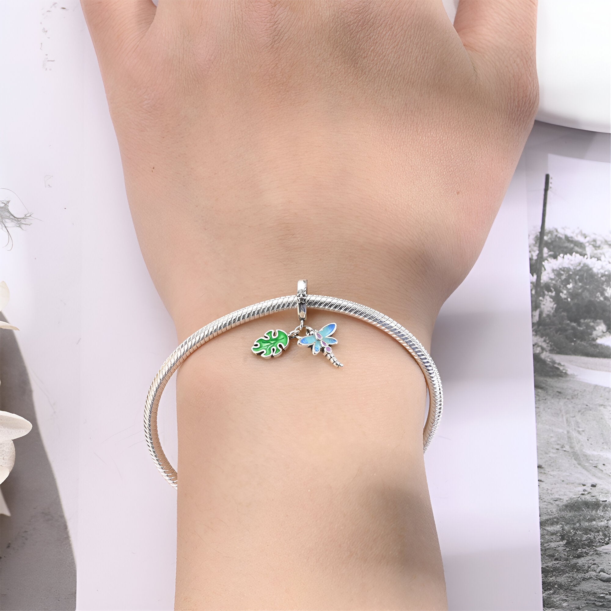 Charm pendant, libellule et feuille, pour femme, modèle Dorinda - La Boutique du Bracelet