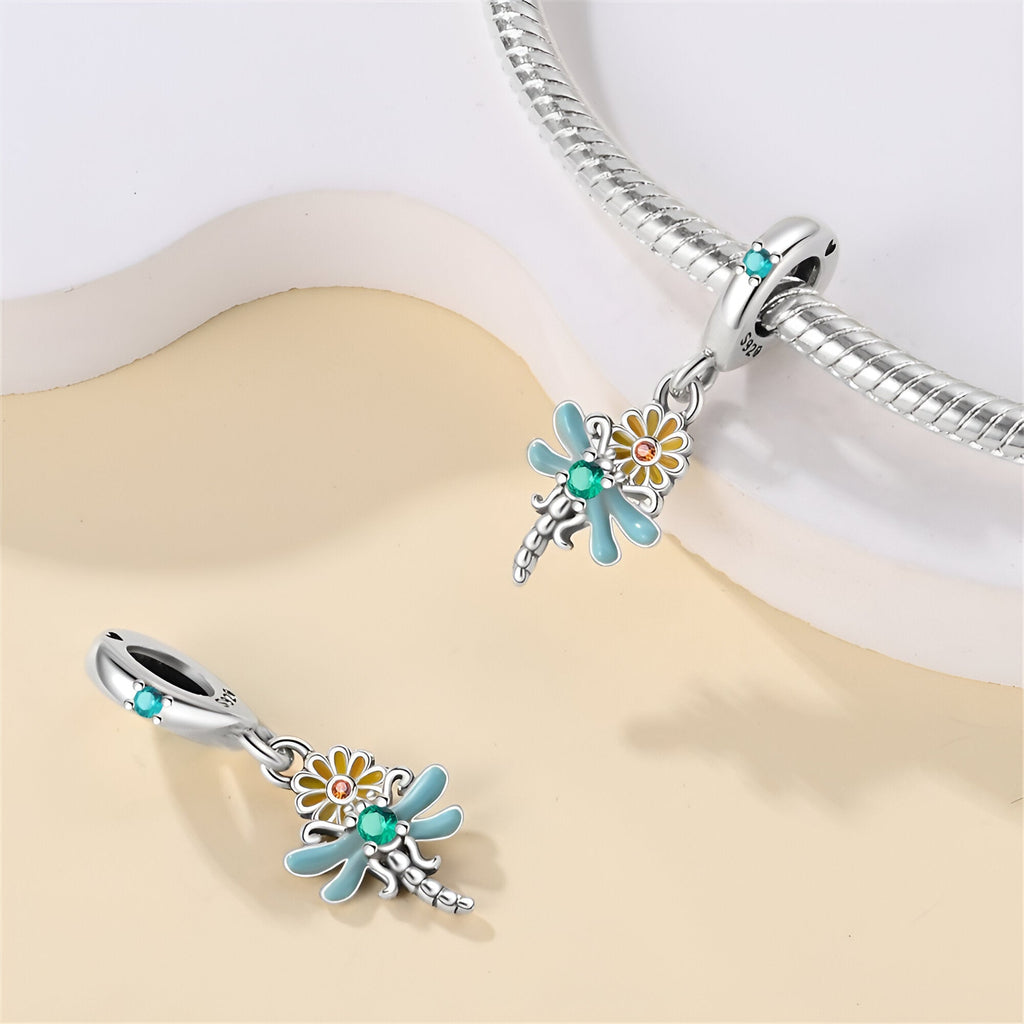 Pendentif charme libellule argent avec ailes bleues et marguerite jaune, modèle Genova.