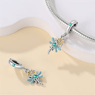 Pendentif charme libellule argent avec ailes bleues et marguerite jaune, modèle Genova.