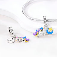 Charm pendentif licorne argentée avec crinière colorée, lune bleue et étoile jaune.