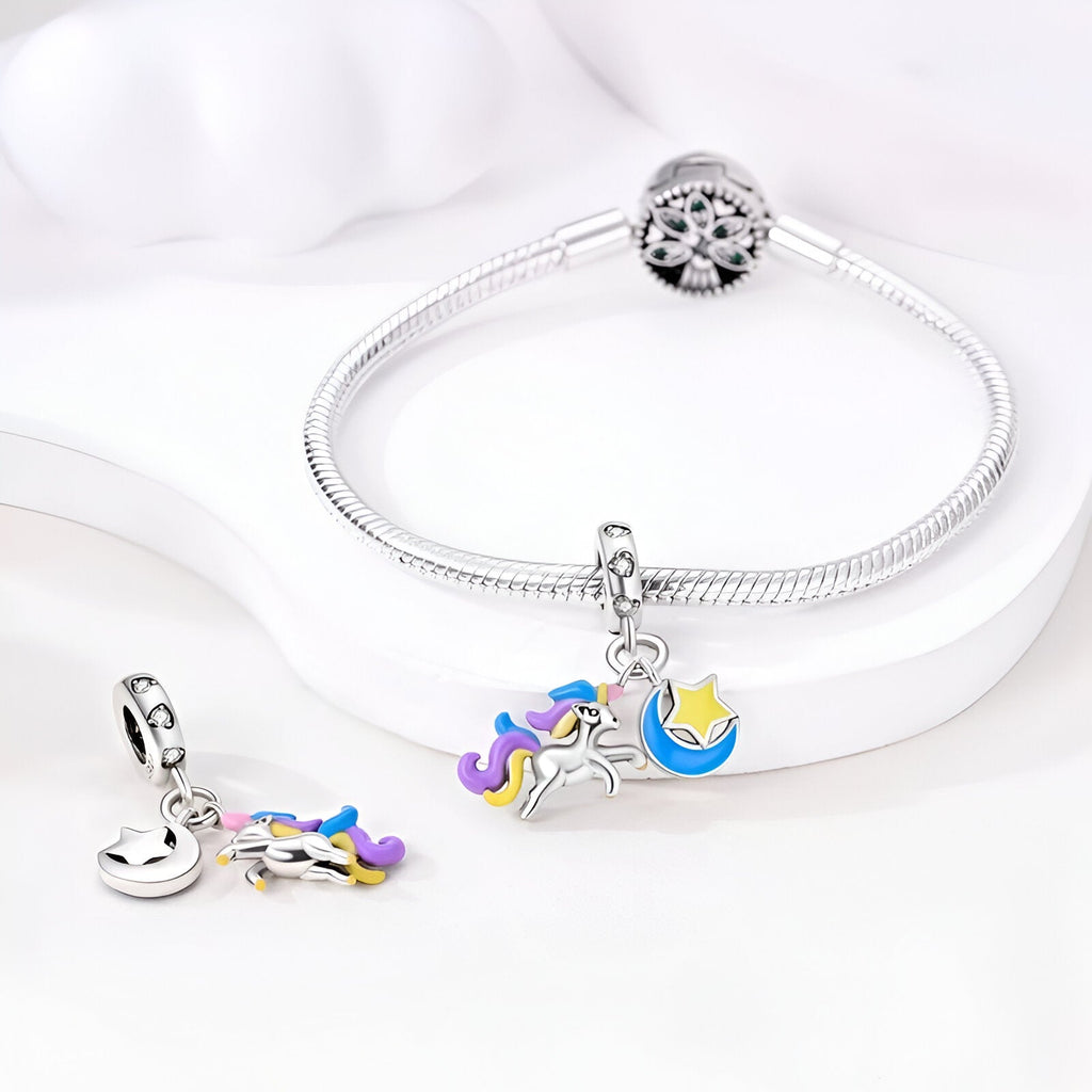 Bracelet argent avec pendentif licorne colorée et lune bleue étoilée en émail.