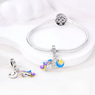 Bracelet argent avec pendentif licorne colorée et lune bleue étoilée en émail.