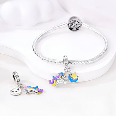 Bracelet argent avec pendentif licorne colorée et lune bleue étoilée en émail.