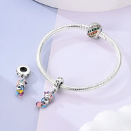 Bracelet argent avec charm pendentif licorne colorée et breloque cœur en argent.