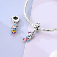 Pendentif licorne coloré avec détails bleu, rose et jaune, monté sur bracelet argenté lisse.