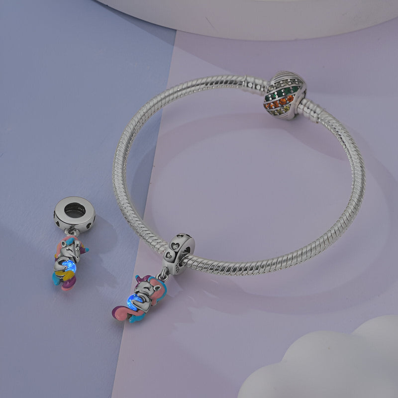 Bracelet argenté avec pendentif licorne coloré en émail rose, bleu et blanc.