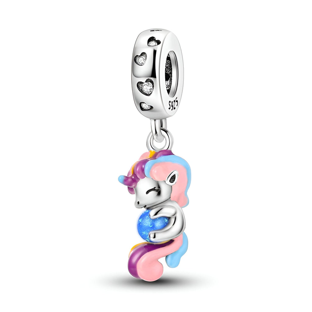 Charm pendant licorne argentée colorée avec crinière rose, bleue et violette, tenant une étoile bleue scintillante.