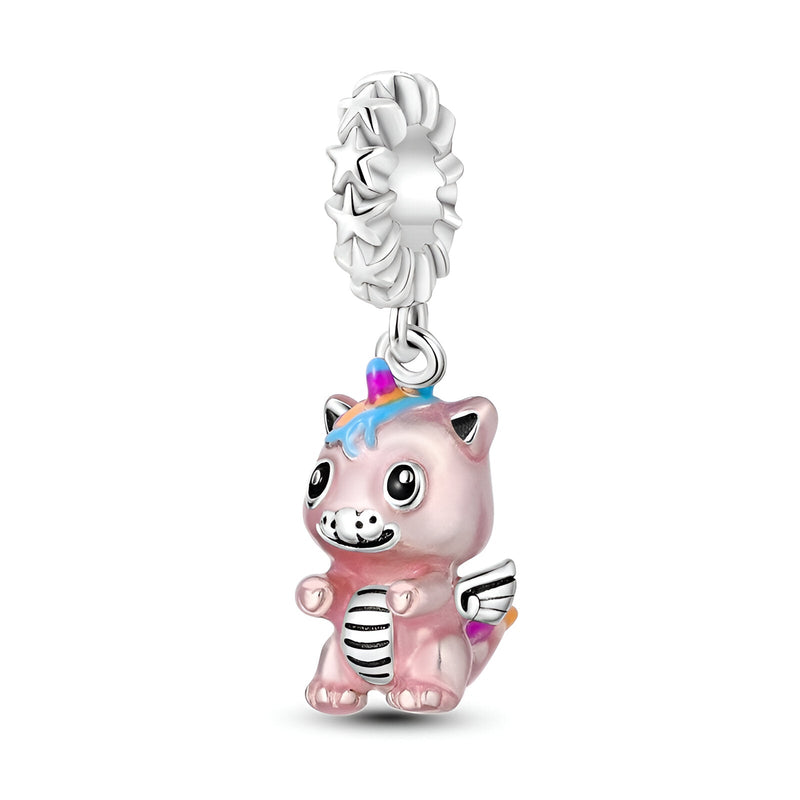 Charm pendentif licorne volante rose avec ailes blanches et corne bleue, détails étoiles argentées.