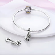 Bracelet argent avec pendentif lion assis détaillé et breloque lion allongé en métal argenté.