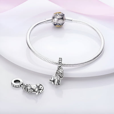 Bracelet argent avec pendentif lion assis détaillé et breloque lion allongé en métal argenté.