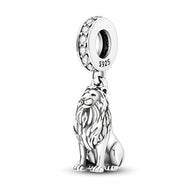 Charm pendentif lion assis en argent sterling 925 avec anneau orné de pierres blanches.