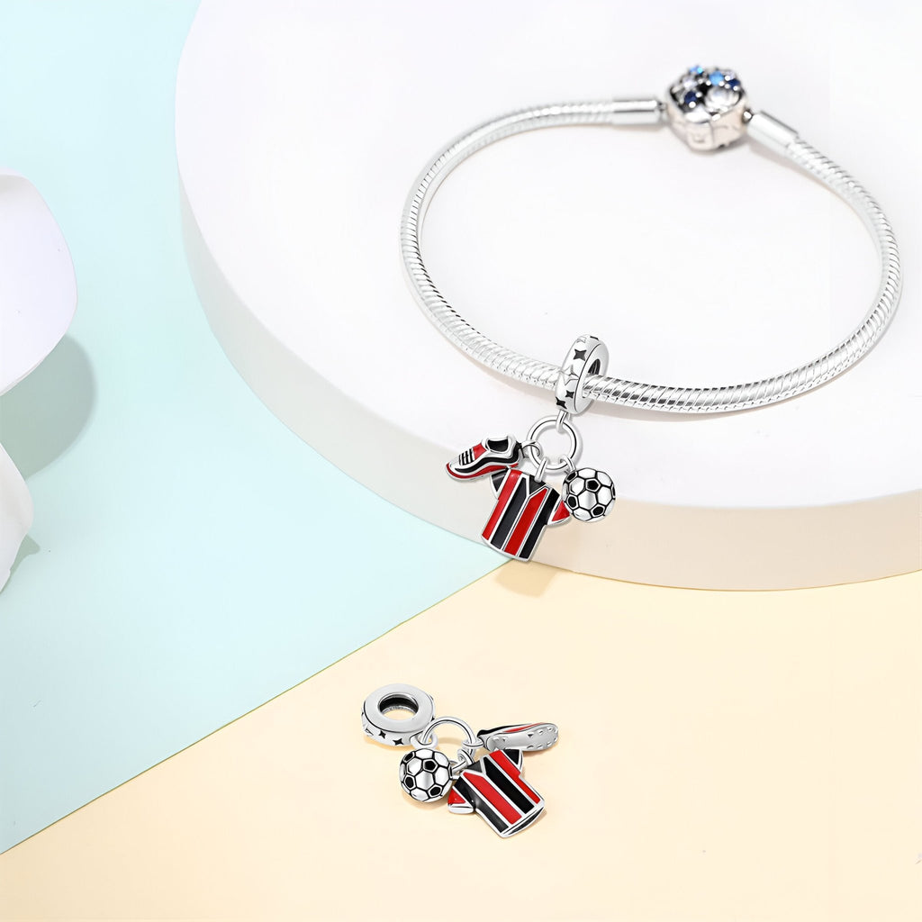 Charm pendentif maillot de foot rouge noir blanc avec ballon en acier argenté sur bracelet serpent.