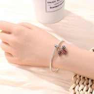 Bracelet argenté avec pendentif maillot rouge et ballon de football pour femme.