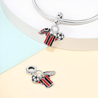 Charm pendentif pour femme avec maillot rayé rouge et noir et petit ballon de foot en argent.
