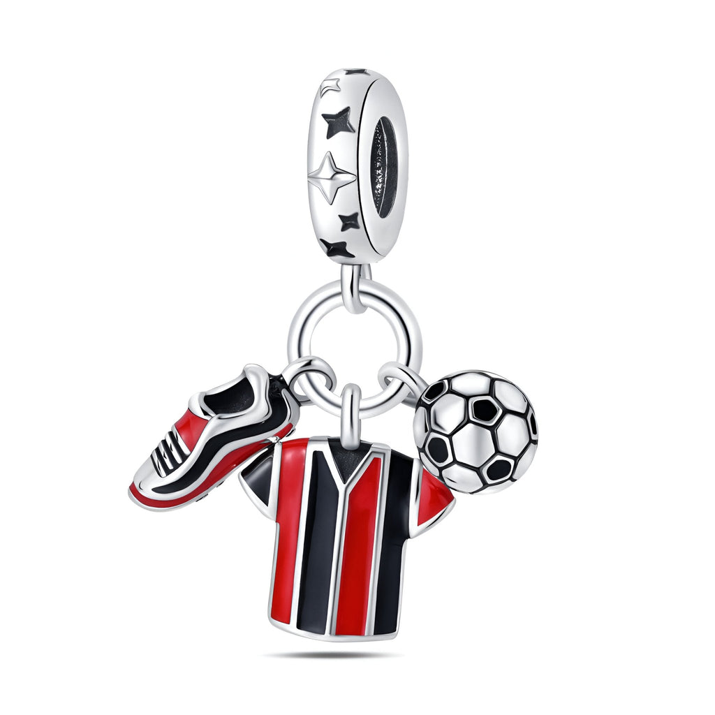 Pendentif charm en argent avec maillot rayé rouge et noir, chaussure de foot et ballon détaillés.