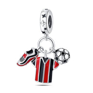 Pendentif charm en argent avec maillot rayé rouge et noir, chaussure de foot et ballon détaillés.