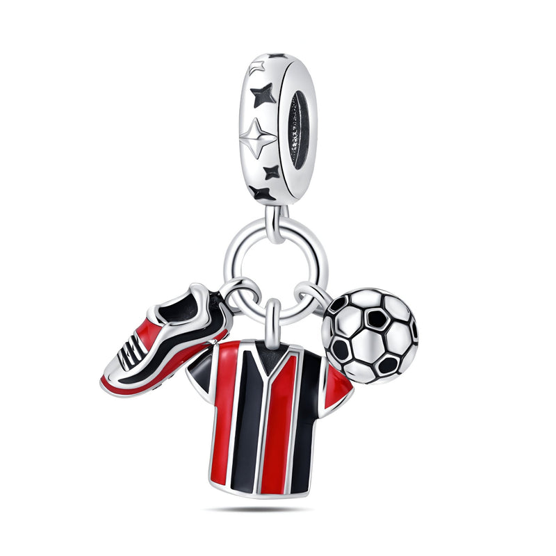 Pendentif charm en argent avec maillot rayé rouge et noir, chaussure de foot et ballon détaillés.