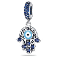 Charm pendentif main de Fatma en argent avec pierres bleues et œil protecteur bleu et blanc.