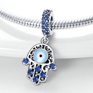 Charm pendentif main de Fatma en argent avec pierres bleues et œil protecteur bleu pâle.