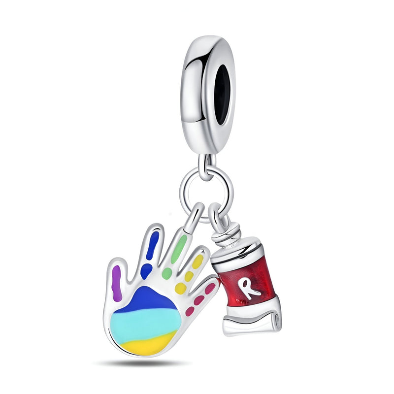 Pendentif main colorée remplie de peinture suspendue à un anneau argenté avec tube de peinture rouge détaillé.