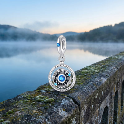 Charm pendant horloge a chiffres romains, zircon bleu central, inscription amour, modele Cosmoria