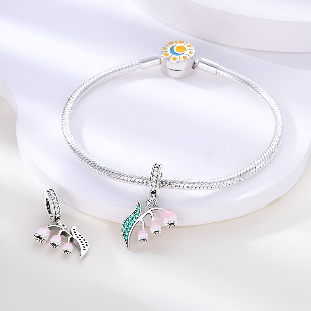Bracelet argent avec pendentif muguet rose et vert orné de petites pierres brillantes.