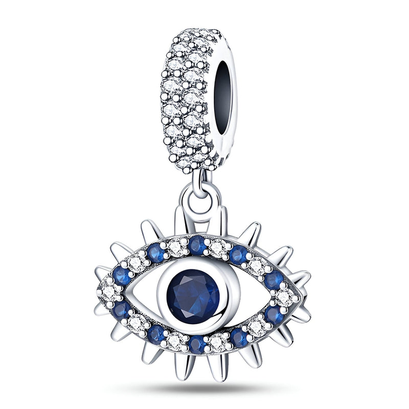 Pendentif charme œil de protection argent orné de pierres bleues et blanches scintillantes.