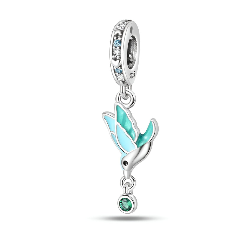 Charm pendentif oiseau en argent avec ailes turquoise et pierre verte suspendue.