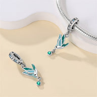 Pendentif oiseau en argent avec ailes émaillées bleu et turquoise, détail perle turquoise suspendue.