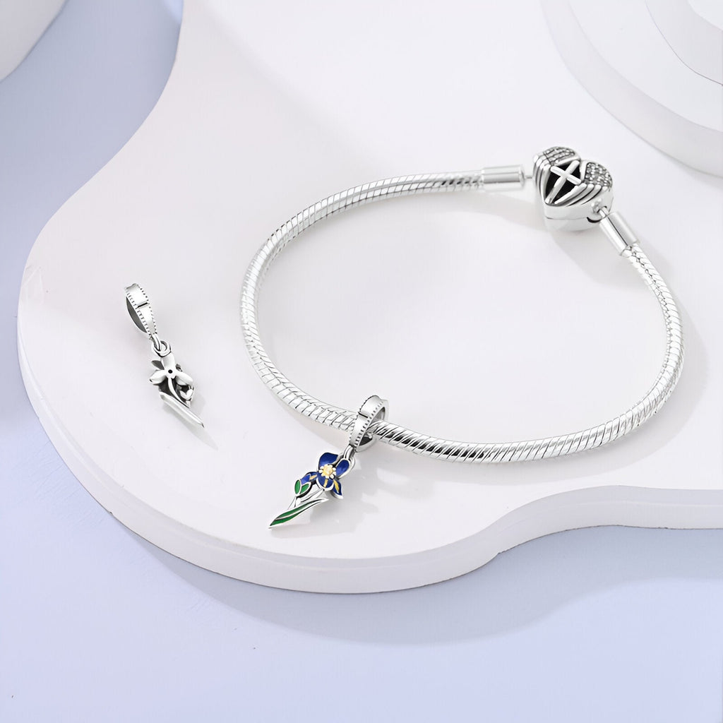 Bracelet en argent avec pendentif orchidée bleue et verte délicate attaché.
