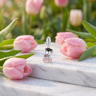 Charm pendant ours diplome, bouquet de tulipes roses et coeurs emailles, modele Tulipours