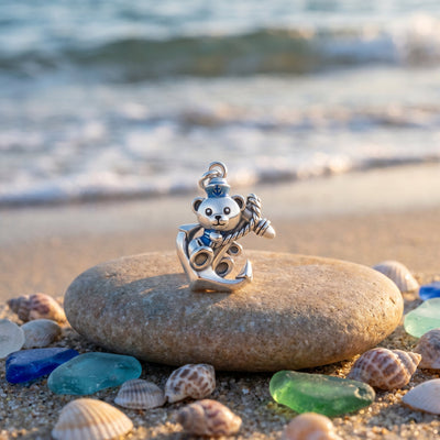 Charm pendant ours matelot sur ancre, details emailles bleus, pour femme, modele Marinello