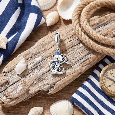Charm pendant ours matelot sur ancre, details emailles bleus, pour femme, modele Marinello