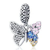 Charm pendentif papillon argent avec ailes ornées de fleurs roses, bleues, jaunes et cristaux scintillants.