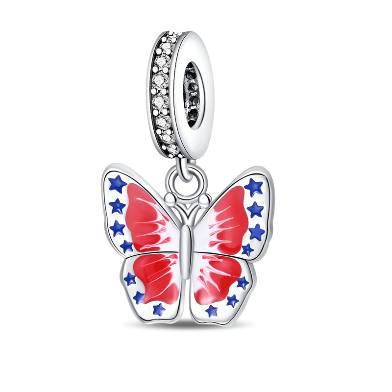 Charm pendentif papillon argenté avec ailes rouges et bleues décorées d’étoiles, anneau orné de cristaux blancs.