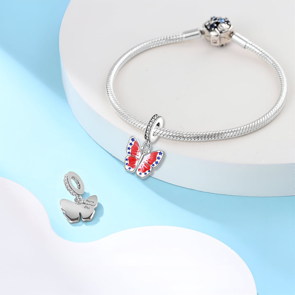 Bracelet argenté avec charm pendentif papillon rouge, blanc et bleu style Américain.