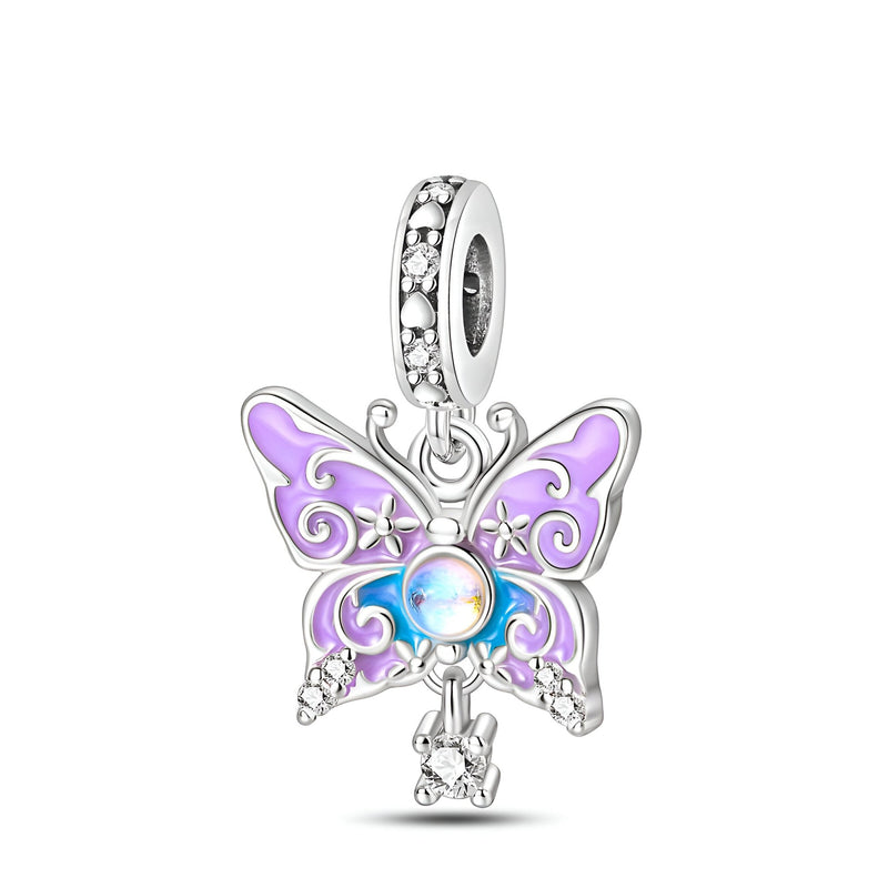 Charm papillon violet et bleu avec centre nacré et détails argentés brillants.